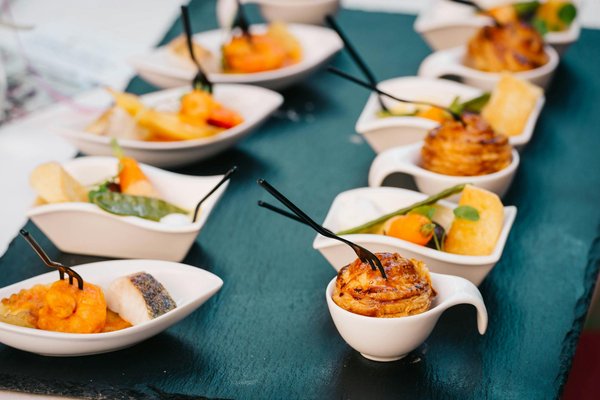 Préparation d'un repas sucré-salé complet pour une famille pendant le Ramadan